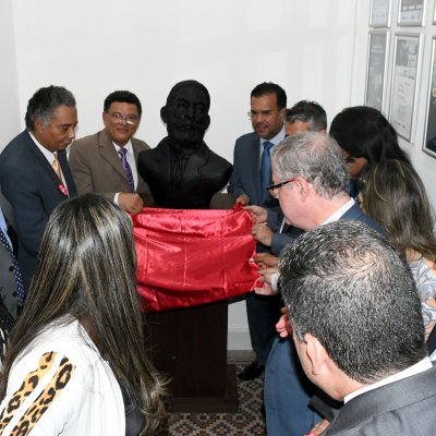 [OAB-BA inaugura busto de Luiz Gama]