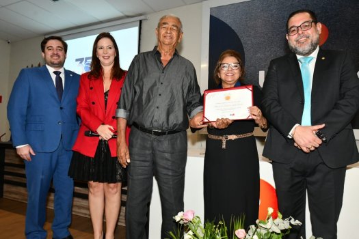 [Emoção marca entrega de medalha Ruy Barbosa à conselheira Socorro Rolim]