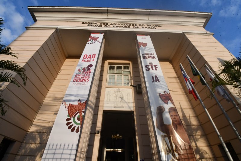 [Marcha das Mulheres Negras ganha faixa na entrada da OAB-BA]